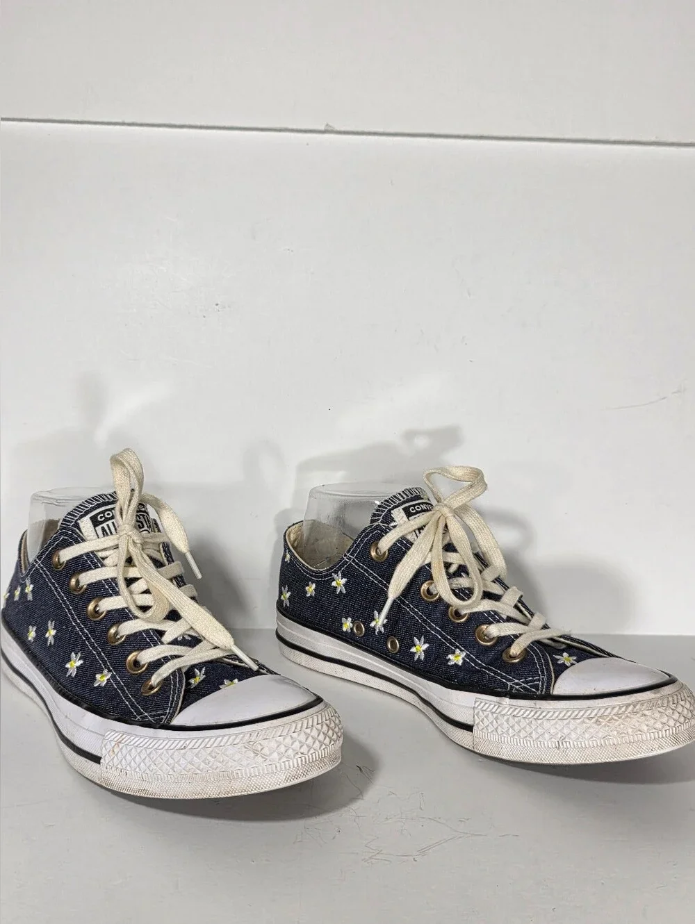 Converse All Star Low Top Navy Canvas Sneakers with Daisies  Women's Size 7.5